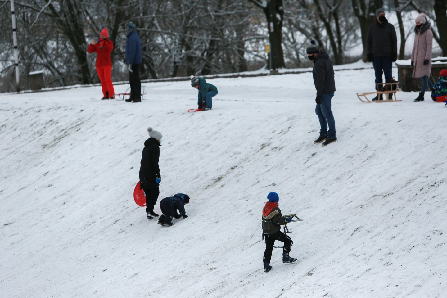Kauniečiai snieguotą šeštadienį patraukė ant kalvų ir skardžių.<br> G.Bitvinsko nuotr.