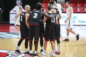 Vargo vakarienė: apniukęs „Rytas“ tik rungtynių pabaigoje palaužė nenuspėjamą „Nevėžį“