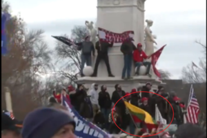 Kapitolijų šturmavusioje minioje suplevėsavo ir Lietuvos trispalvė