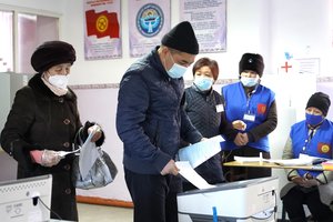 Preliminarūs Kirgizijos prezidento rinkimų rezultatai: užtikrintai pirmauja S. Žaparovas