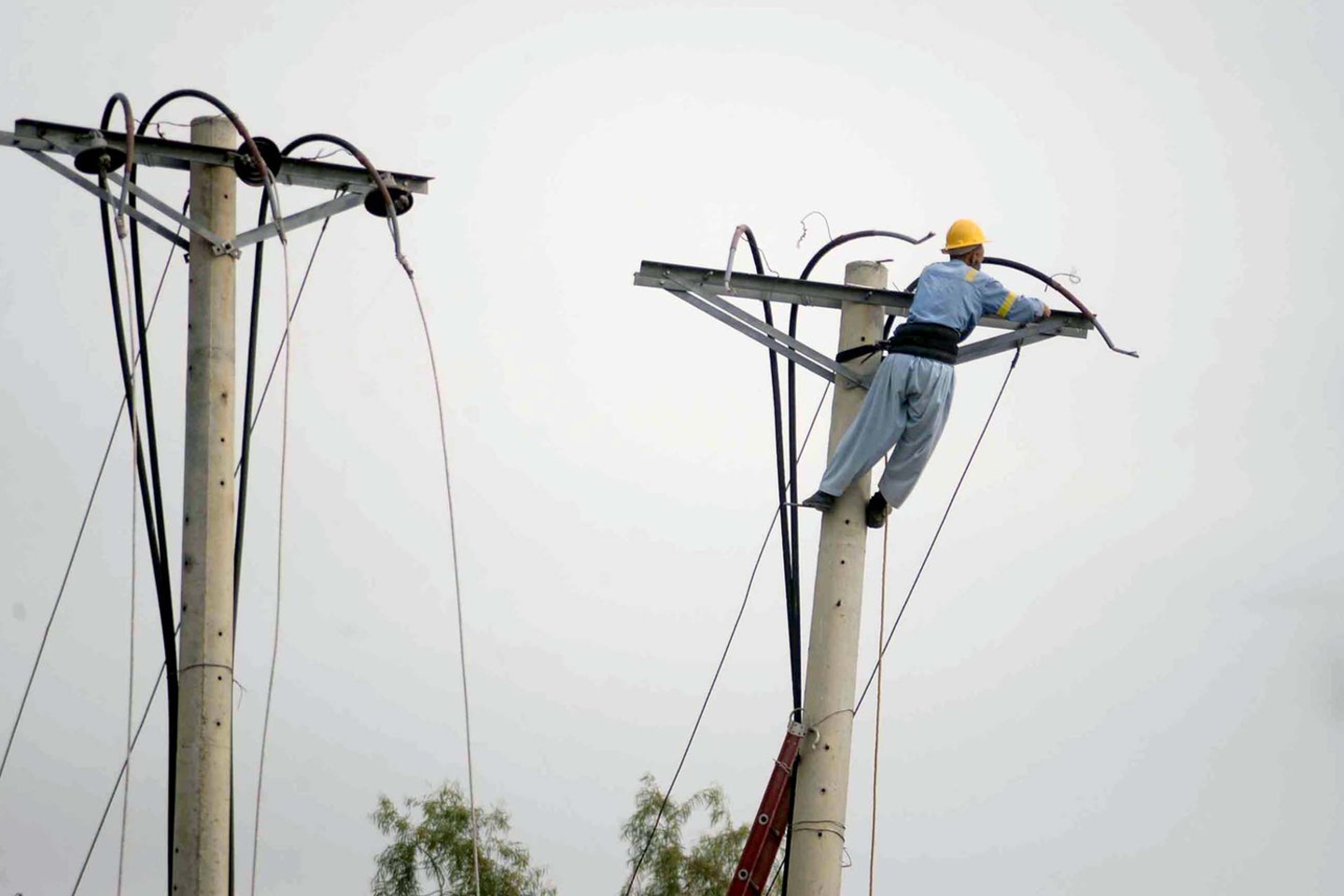  Beveik visame Pakistane dėl didelio masto sutrikimų buvo dingusi elektra. Didžiausiems miestams sekmadienį elektros tiekimas buvo palaipsniui atstatomas, praneša AFP.<br> ZUMA Press/Scanpix nuotr.