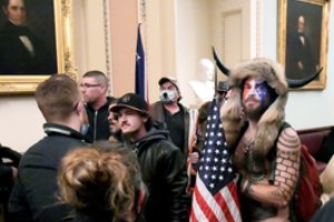 Trims žmonėms įsiveržusiems į JAV Kapitolijų pateikti kaltinimai