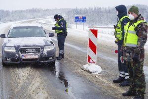 Policijai trūko kantrybė: šeštadienį 141 žmogų nubaudė dėl judėjimo reikalavimų nevykdymo, apgręžta 1,5 tūkst. automobilių