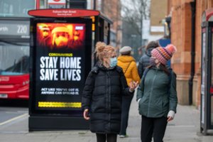 Jungtinės Karalystės vyriausybė žada iki rudens pasiūlyti vakciną visiems suaugusiems gyventojams