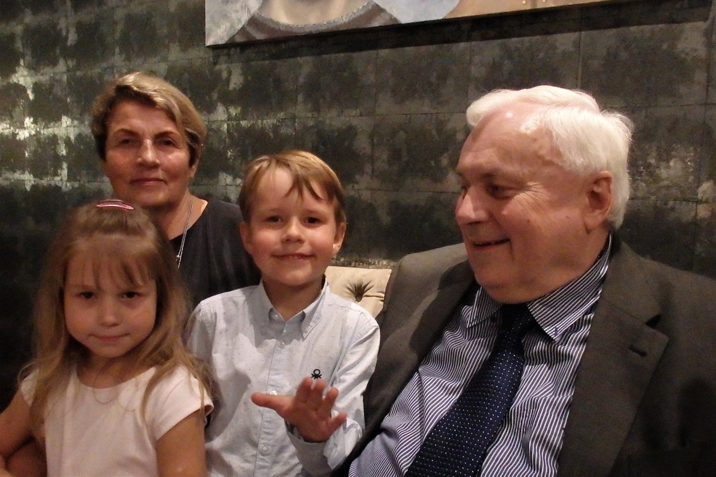  A. Narinkevičius su savo anūkais.<br> G.Pilaičio nuotr.