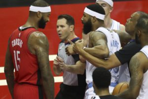 „Lakers“ ir „Rockets“ mače du žaidėjai nesulaukė pabaigos – D. Cousinsas sugebėjo padaužyti L. Jamesui per galvą