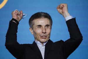 Sakartvelo valdančiosios partijos lyderis B. Ivanišvilis paskelbė paliekąs politiką