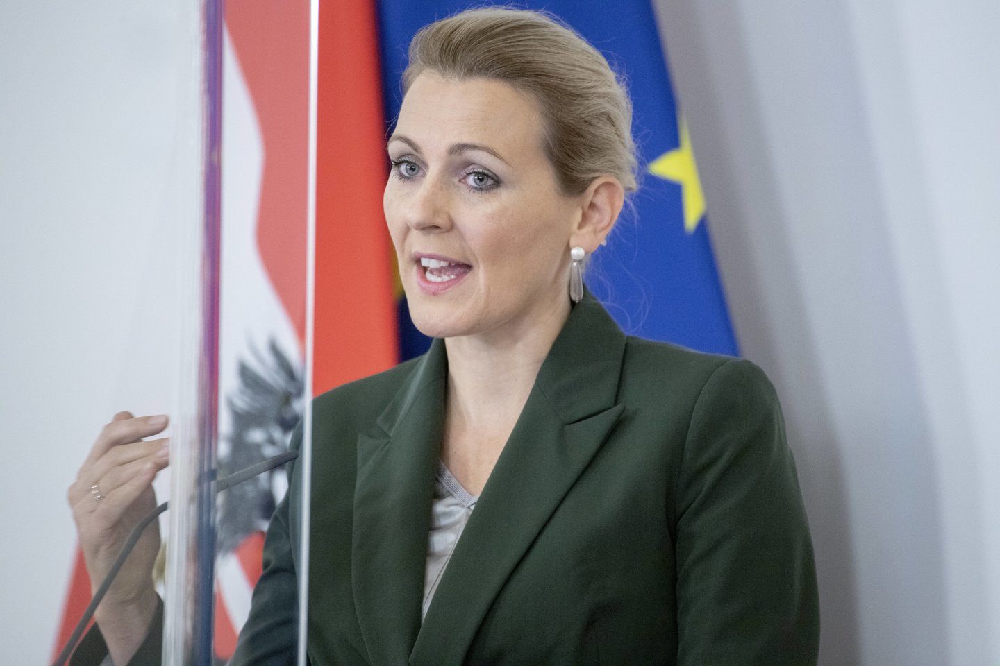  Austrijos darbo, šeimų ir jaunimo reikalų ministrė Christine Aschbacher šeštadienį atsistatydino, sulaukusi kaltinimų dėl akademinio plagijavimo.  <br> Imago/Scanpix nuotr.