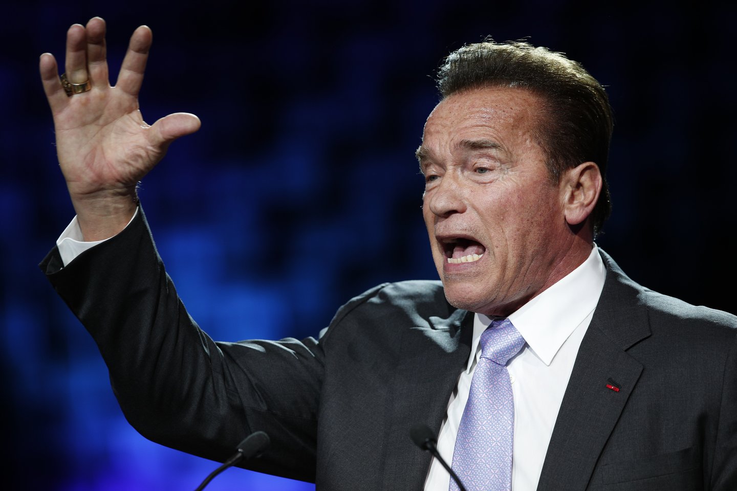  Buvęs Kalifornijos gubernatorius Arnoldas Schwarzeneggeris sekmadienį paragino šalį susivienyti po gyvybių nusinešusio demonstrantų įsiveržimo į Kapitolijų.  <br> AP/Scanpix nuotr.