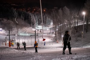 Ir juokinga, ir graudu: tūkstančiai džiaugiasi žiemos pramogomis, bet slidinėjimo centrai dirbti negali
