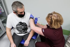 Penktadalis globos įstaigų gyventojų svarsto nesiskiepyti nuo COVID-19