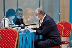 Kazachstane per rinkimus stebėtojai pasigedo „tikros“ konkurencijos