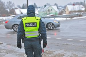 VRM: už papildomą darbą policijos pareigūnams bus išmokėti atlyginimų priedai