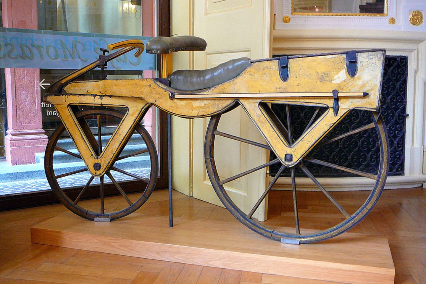 1818 m. Badeno didysis kunigaikštis suteikė vokiečių baronui Karlui Freiherriui von Draisui privilegiją gaminti šio sukonstruotą „bėgimo mašiną“ – dviračio prototipą, kuris išradėjo garbei vėliau pavadintas drezina. Draiso dviratis turėjo du ratus ir vairą, bet neturėjo pedalų.<br>wikipedia