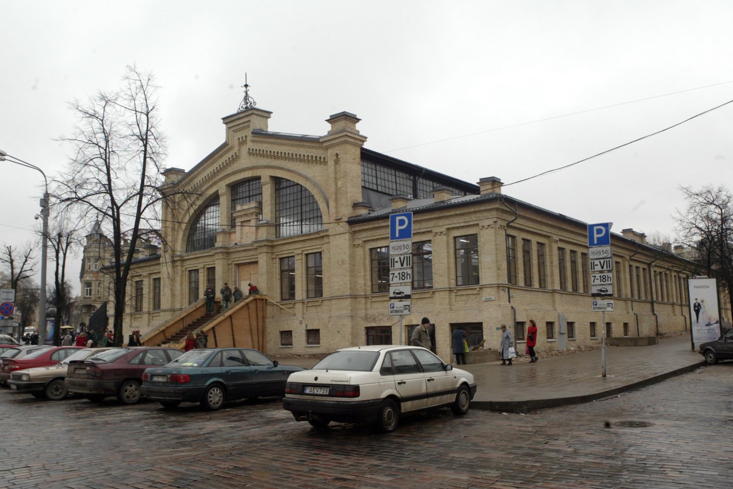 1947 m. mirė inžinierius ir architektas Vaclovas Michnevičius (apie 85 m.). Pagal jo projektus pastatyta Vilniaus Halės turgus (nuotr.), dabartinis Rusų dramos teatras, Birštono, Vilniaus Žvėryno bažnyčios.
