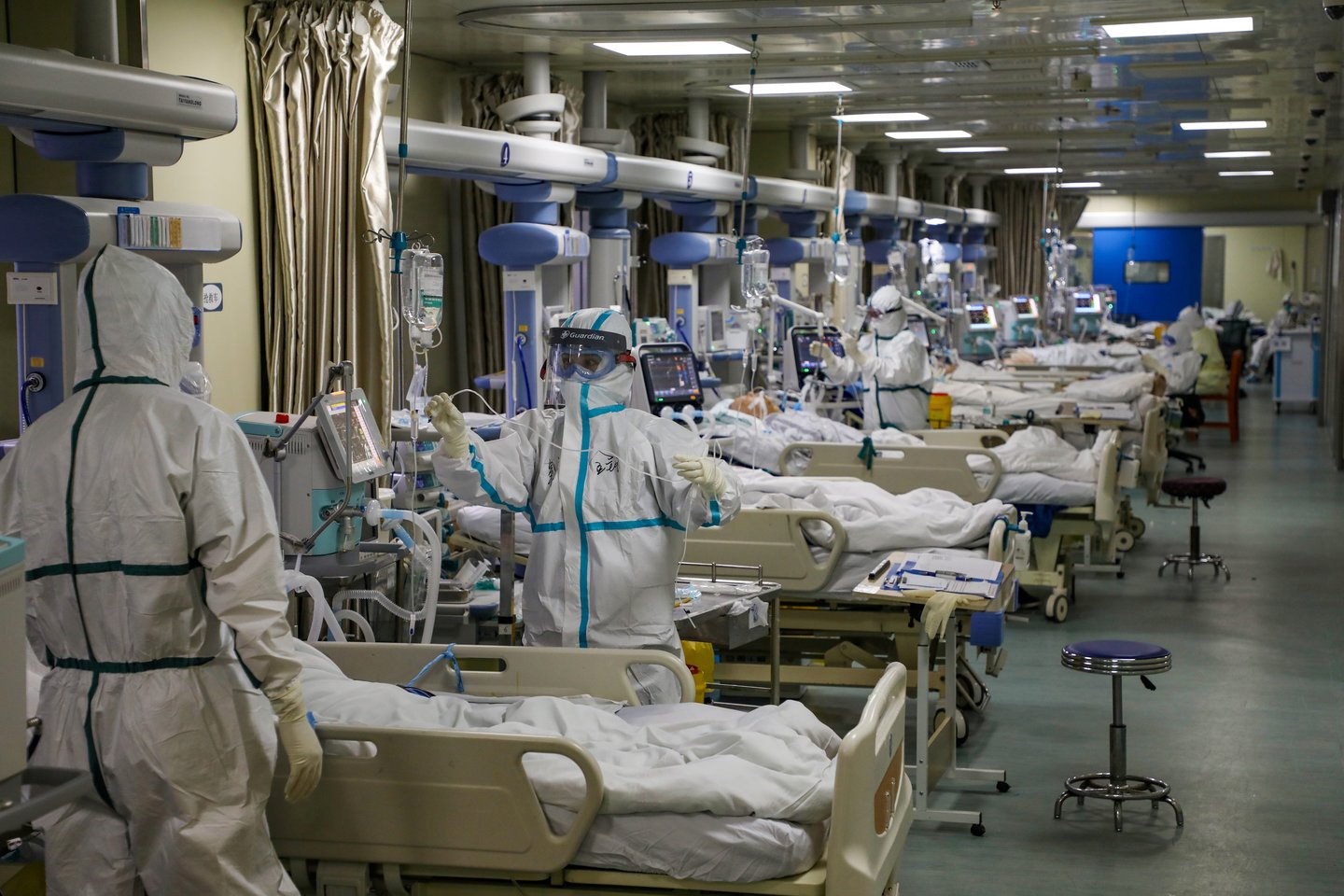 Kinijoje atliktas tyrimas parodė, kad dauguma pacientų, kurie ligoninėje gulėjo dėl COVID-19 sukeltų komplikacijų, net ir praėjus pusmečiui po pasveikimo jaučia ligos padarinius.<br> Reuters/Scanpix nuotr.