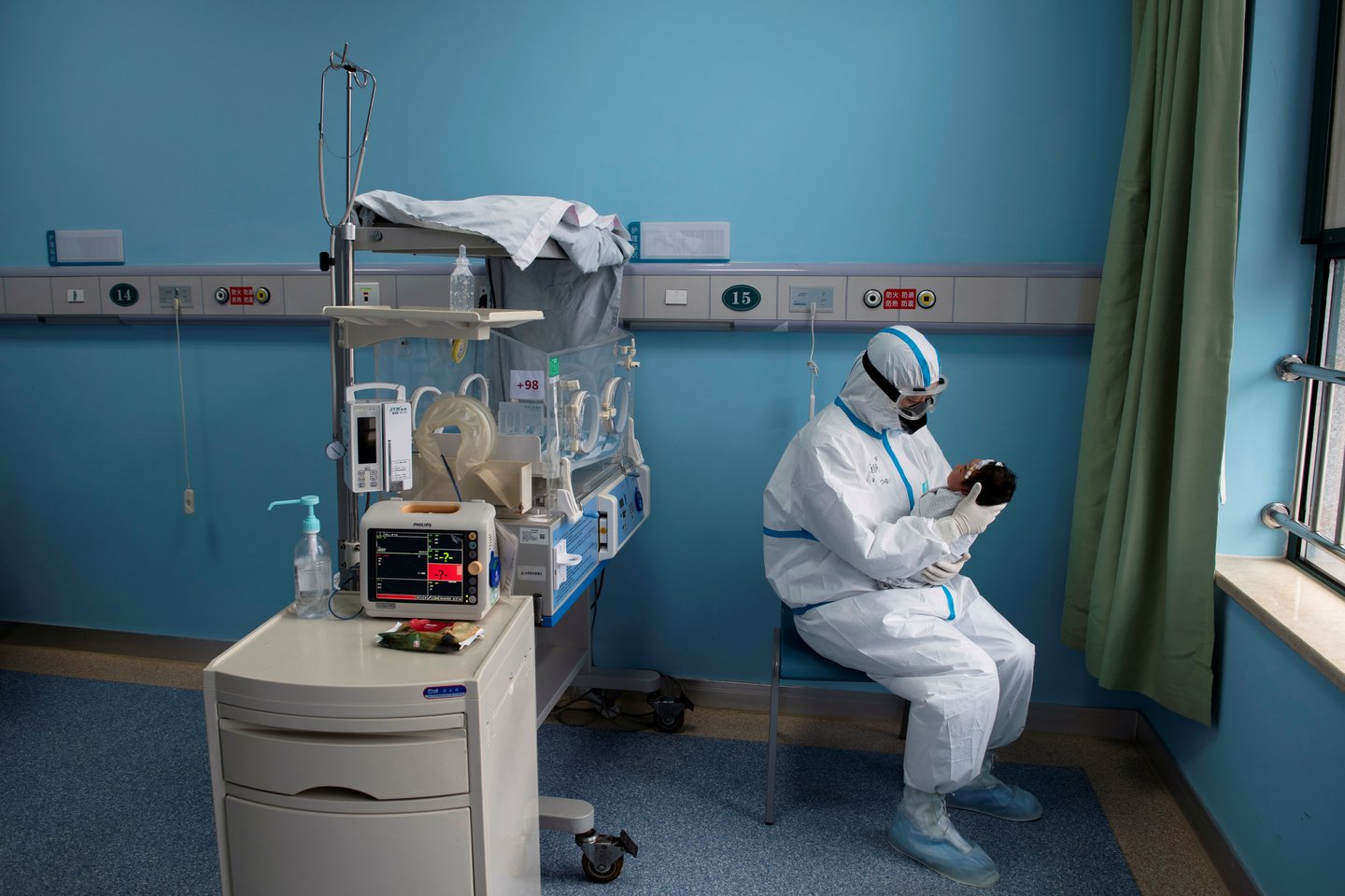 Kinijoje atliktas tyrimas parodė, kad dauguma pacientų, kurie ligoninėje gulėjo dėl COVID-19 sukeltų komplikacijų, net ir praėjus pusmečiui po pasveikimo jaučia ligos padarinius.<br>Reuters/Scanpix nuotr.