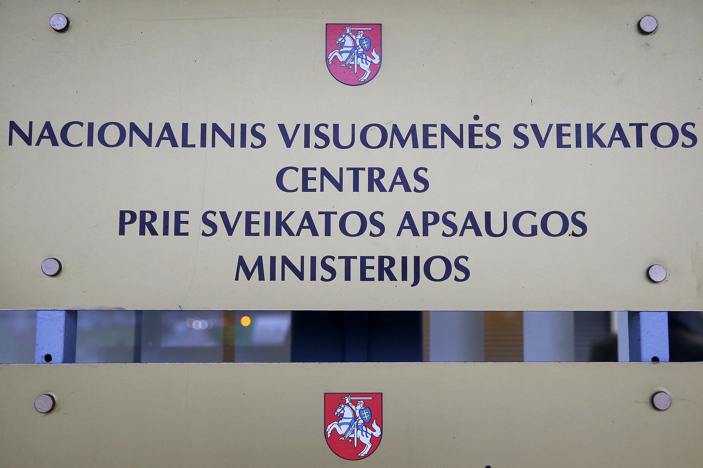 Didžiausius priedus, anot įstaigos atstovės, gavo tiesiogiai su COVID-19 dirbantys žmonės.
