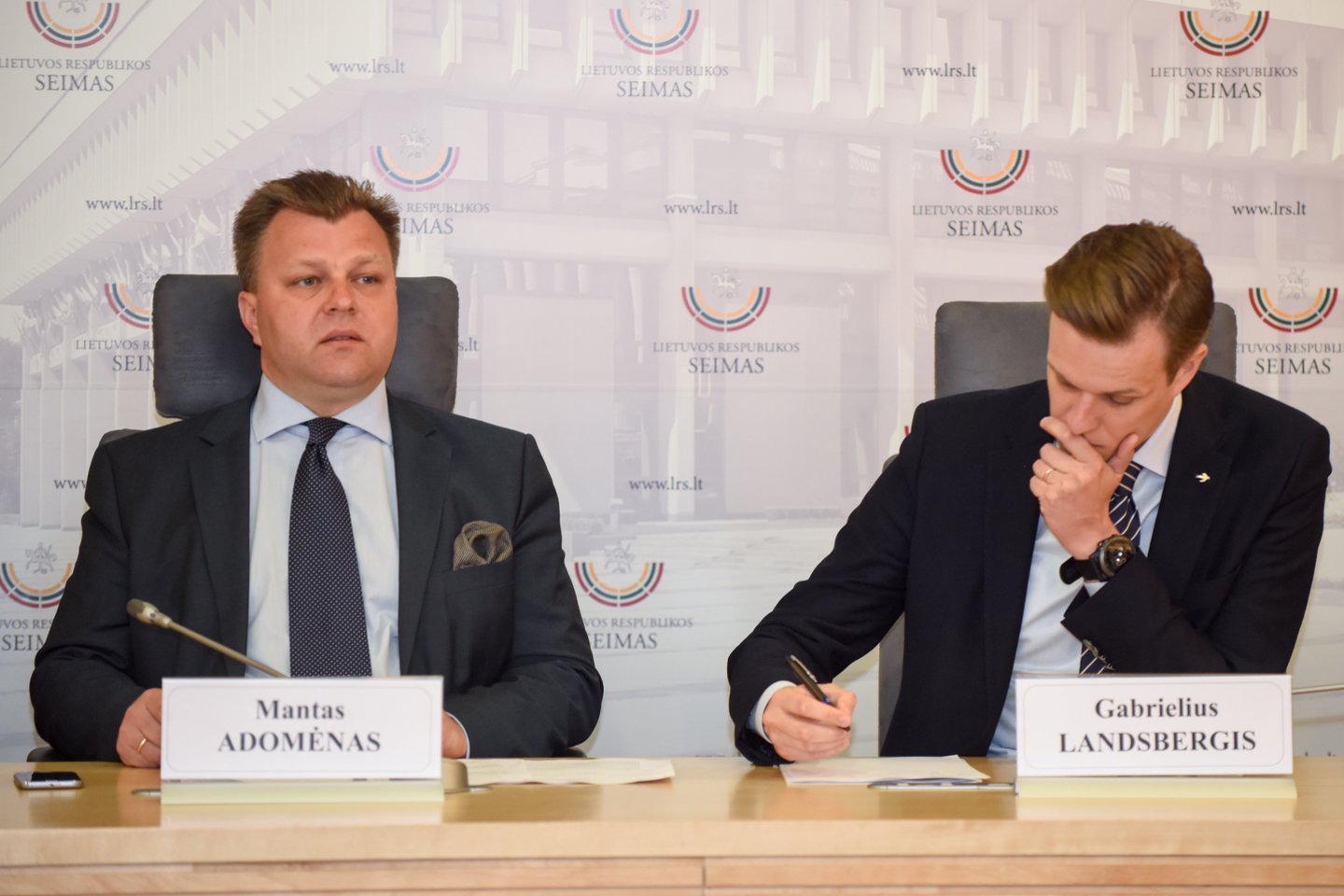 Pagalbos ranką M.Adomėnui (kairėje), kuriam grėsė būti bedarbiu, ištiesė užsienio reikalų ministru tapęs G.Landsbergis.<br>D.Umbraso nuotr.