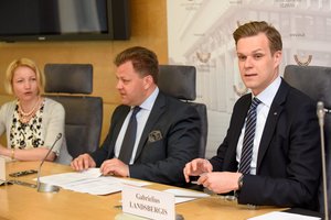 Keisti vėjai Užsienio reikalų ministerijoje: G. Landsbergio pasirinkimą temdo tamsūs praeities šešėliai