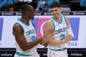 NBA naktis: neįvykęs K. Porzingio sugrįžimas ir pro šalį šaudęs L. Ballas