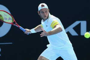 Skandalas „Australian Open“: amerikietis žaidė ir laimėjo, nors sirgo koronavirusu