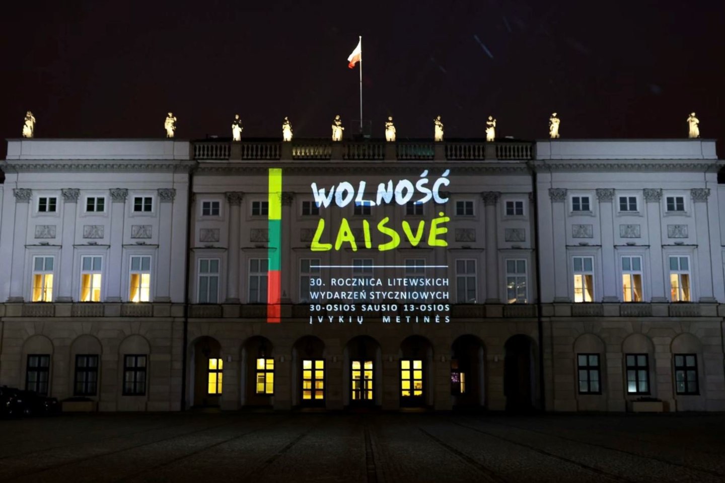 Varšuvoje stovinčius Lenkijos Prezidento rūmus antradienio vakarą nušvietė Sausio įvykių trisdešimtmetį pagerbiantis užrašas ir trispalvė.