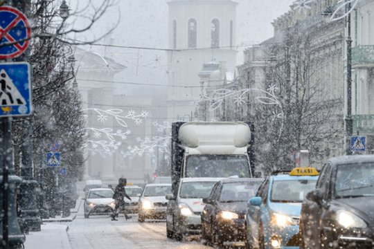 Eismo sąlygas sunkina snygis ir pustymas