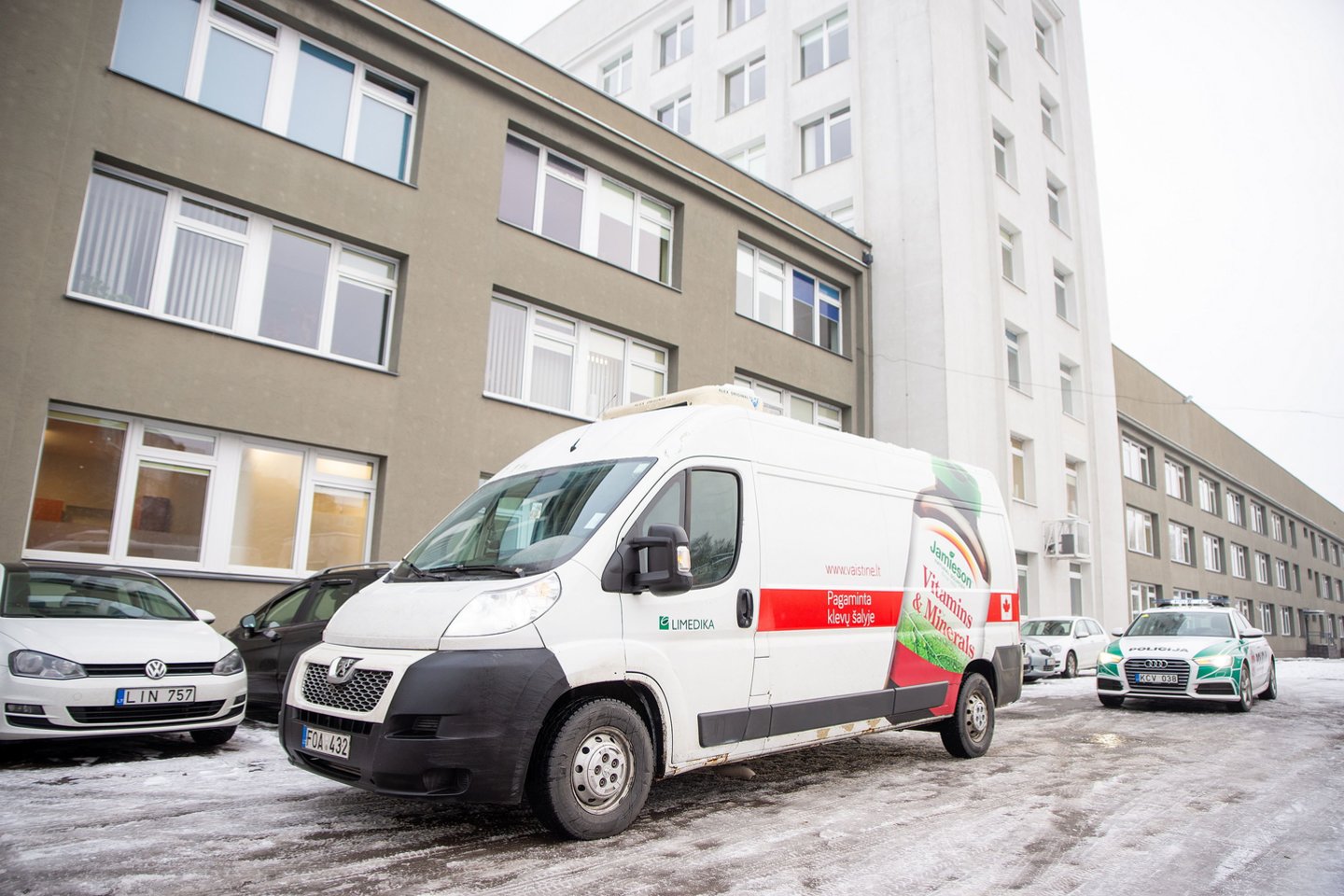  Antradienį vakcina atgabenta į Kauno miesto poliklinikos Dainavos padalinį.<br> Kauno savivaldybės nuotr.