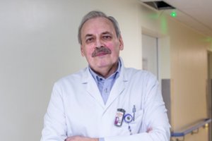 Laisvės gynėjus gydęs neurochirurgas prisiminė: „Sužeistųjų atsirito tarsi didžiulė banga – vienas po kito“