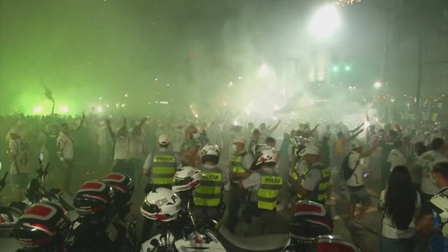 Šimtai žmonių užplūdo gatves pasveikinti futbolo komandos: atstumų nesilaikė, kaukes dėvėjo ne visi 