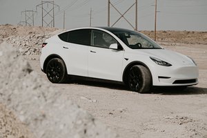 Patikrino „Tesla Model Y“ saugumą: bandymų rezultatai nustebins