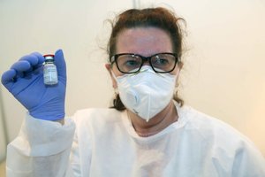 „Moderna“ vakcinos startas Kauno centriniame pašte: plojimai, medikų dvejonės ir V. Matijošaičio pažadas