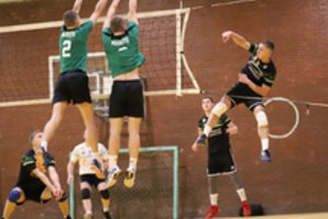 Geriausioje gruodžio sporto nuotraukoje – tinklininkų kova