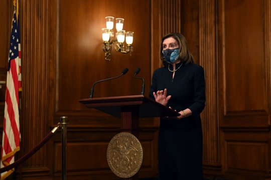 Pavogtas Atstovų Rūmų pirmininkės piupitras grąžintas į įprastą vietą Kapitolijuje