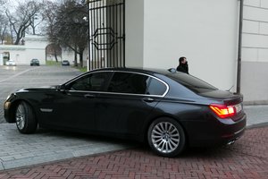 Vyriausybės kanceliarija atsisako prabangių automobilių: skaičiuoja, kiek sutaupys