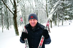 COVID-19 neseniai įveikęs dainininkas mintis išvalo slidinėdamas