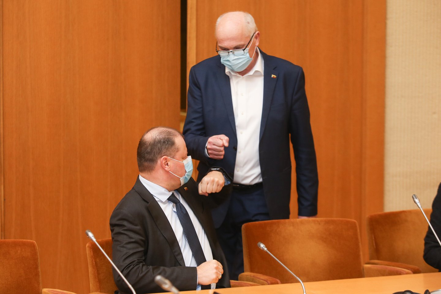 Lietuvos valstiečių ir žaliųjų sąjungos (LVŽS) frakcija Seime į savo posėdį ketvirtadienį pakvietė sveikatos apsaugos ministrą Arūną Dulkį. Tarp svarbiausių posėdžio klausimų – klausimai, susiję su ilgalaikio skiepijimo nuo COVID-19 plano nebuvimu, skaidrumo stoka paskirstant skiepus. Posėdyje pakviestos dalyvauti ir kitos Seimo opozicinės frakcijos.<br>R.Danisevičiaus nuotr.