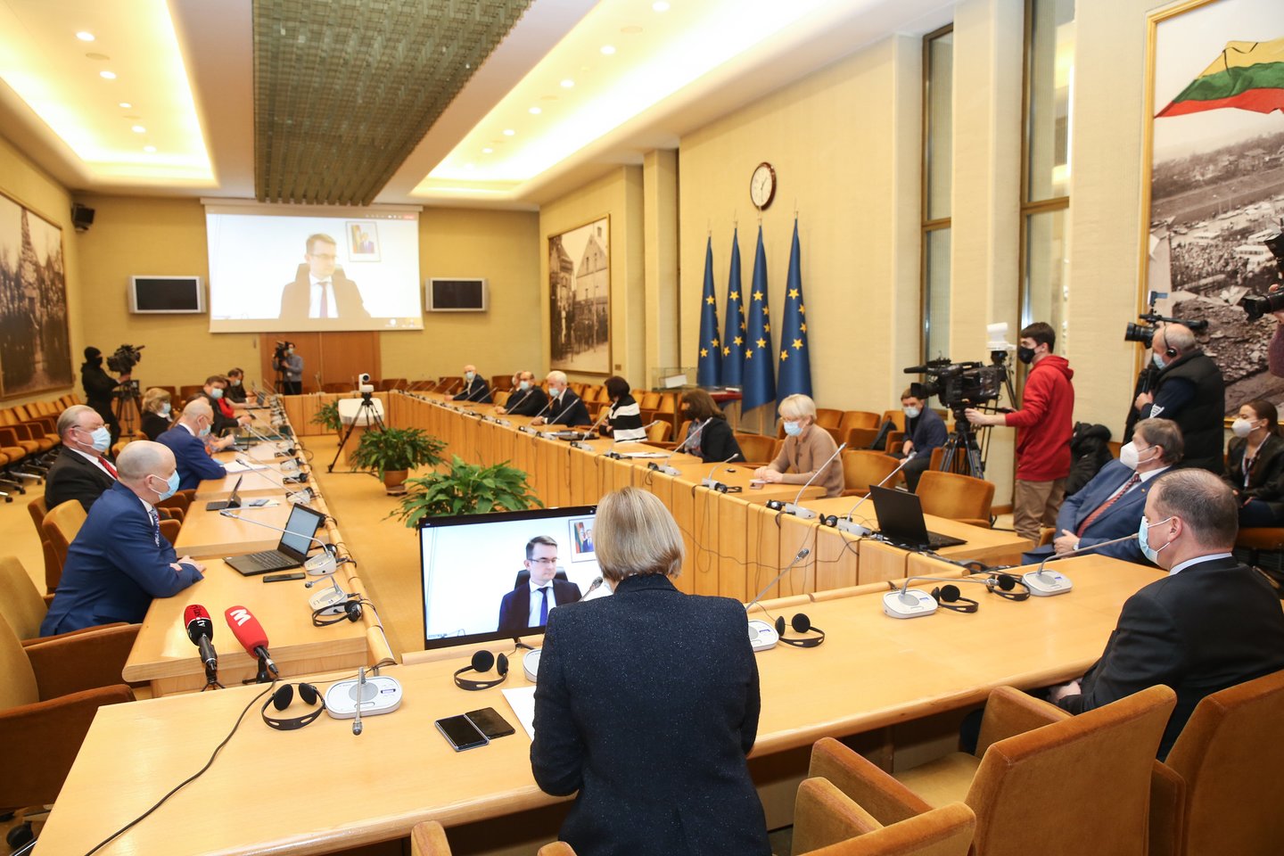 Lietuvos valstiečių ir žaliųjų sąjungos (LVŽS) frakcija Seime į savo posėdį ketvirtadienį pakvietė sveikatos apsaugos ministrą Arūną Dulkį. Tarp svarbiausių posėdžio klausimų – klausimai, susiję su ilgalaikio skiepijimo nuo COVID-19 plano nebuvimu, skaidrumo stoka paskirstant skiepus. Posėdyje pakviestos dalyvauti ir kitos Seimo opozicinės frakcijos.<br>R.Danisevičiaus nuotr.