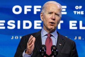 HRW ragina J. Bideną netrukdyti D. Trumpo baudžiamajam persekiojimui