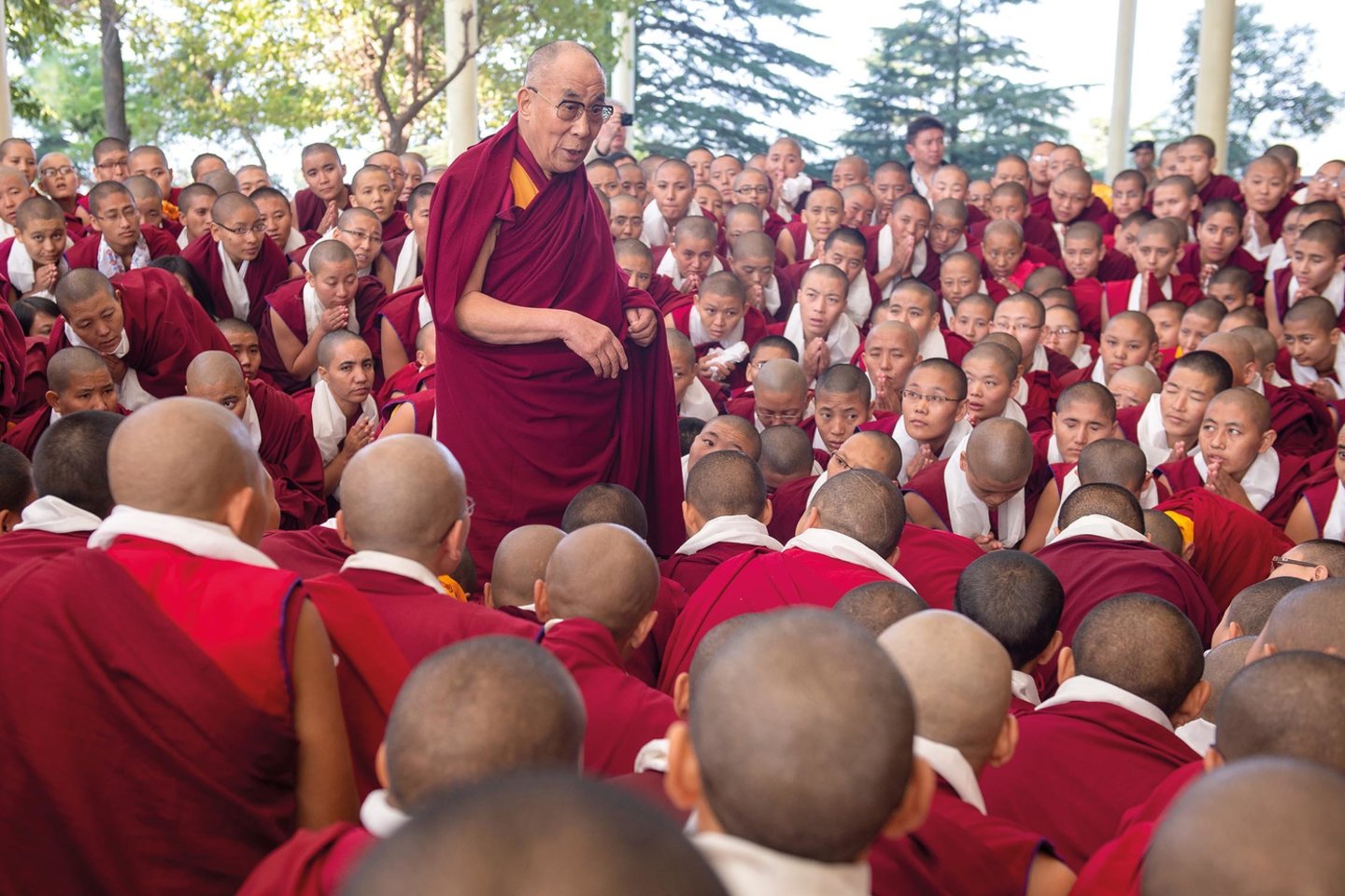 Jo Sventenybe kalba keleto vienuolynu vienuolems, pabaigusioms kasmetine ziemos disputu sesija © Jo Šventenybės Dalai Lamos tarnyba.<br> Leidėjų nuotr.