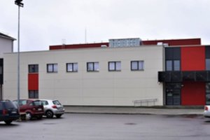 Žemaitijoje pastatyta sporto salė vis dar neįteisinta: tačiau ten garsiai skamba muzika ir bumbsi kamuoliai