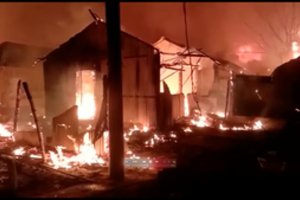 Bangladešo rohinjų stovykloje kilęs gaisras sunaikino 500 lūšnų