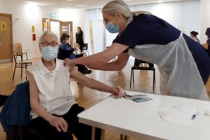 Škotijoje nuo COVID-19 paskiepyta 101 metų senolė, išgyvenusi ispaniškąjį gripą