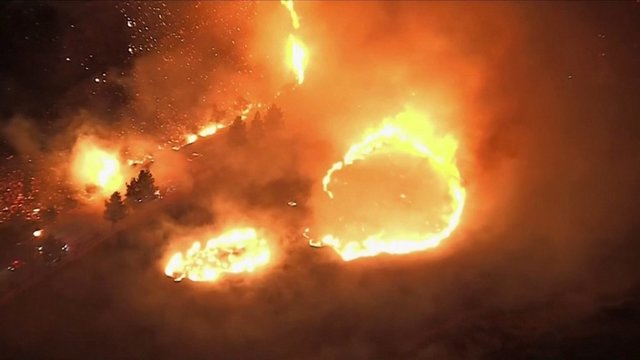 Ugnis vėl siautėja – Kalifornijoje įsiplieskė smarkūs krūmynų gaisrai
