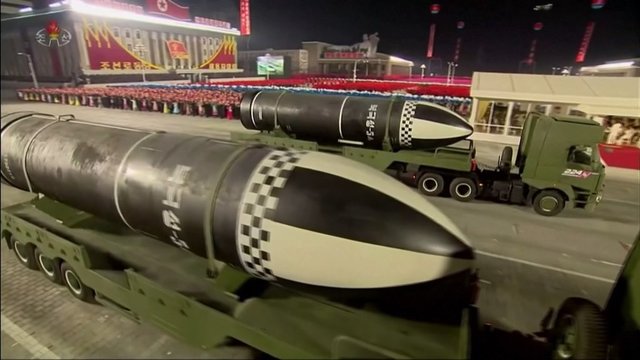Šiaurės Korėja per karinį paradą pademonstravo naujas povandeninių laivų raketas