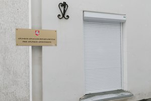 Aplinkos apsaugos departamento valstybės tarnautojai ir darbuotojai priimti laikantis teisės aktų