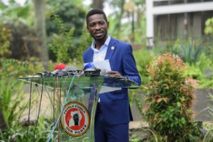 Ugandos opozicijos lyderis B. Wine'as skelbiasi laimėjęs prezidento rinkimus