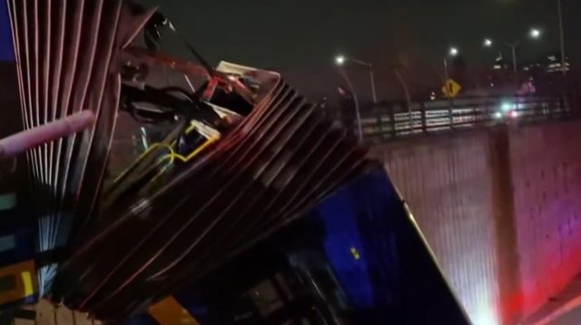 Niujorke viešojo transporto autobusas po avarijos pakibo ant viaduko