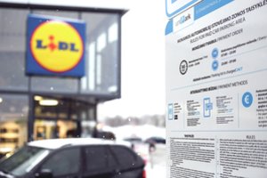 Prekybos centrų aikštelėse – nemalonus siurprizas vairuotojams: už automobilio statymą teks atverti pinigines
